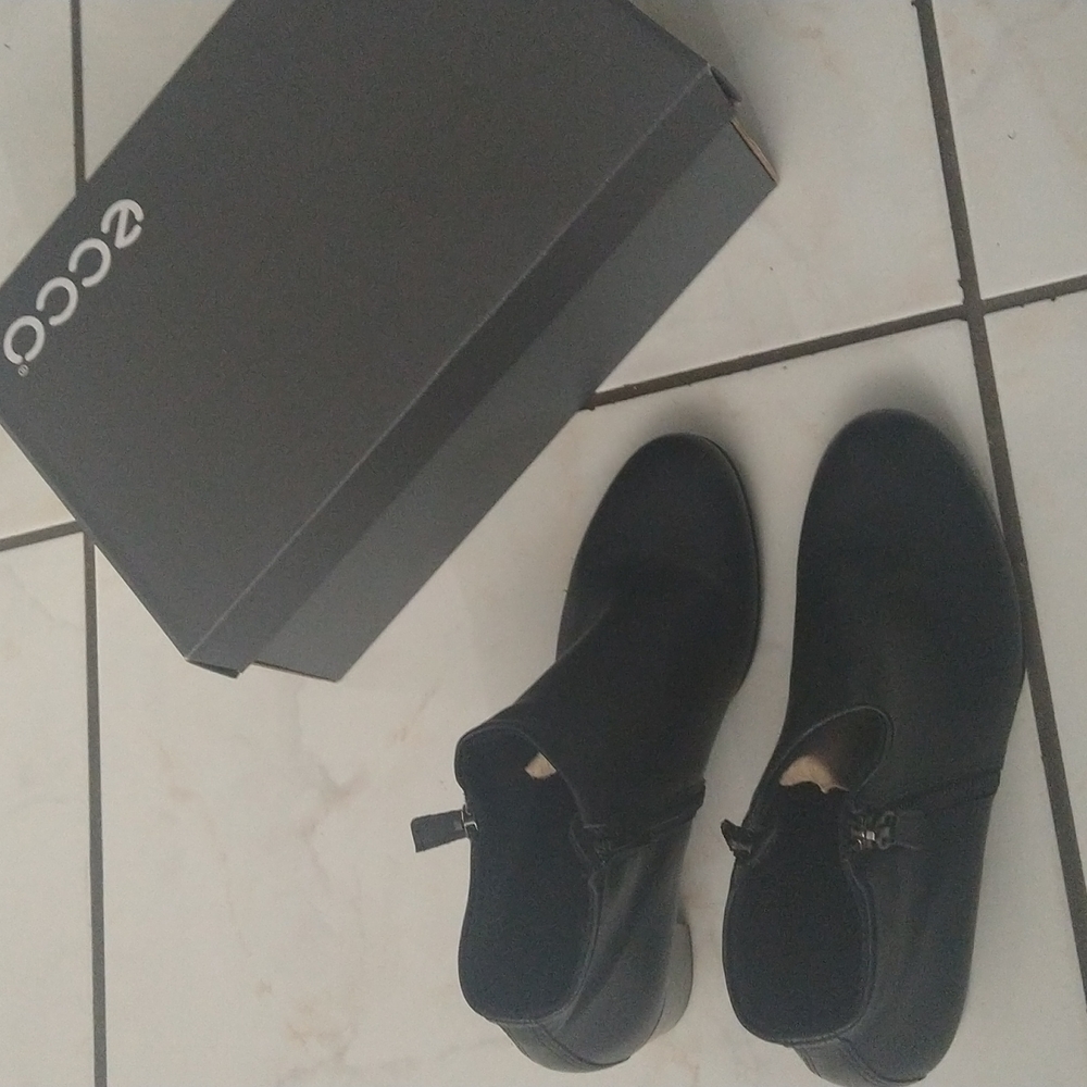 New black ankle boots - Picture 7 of 9
